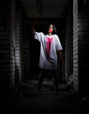 Zombi kız eski evinde