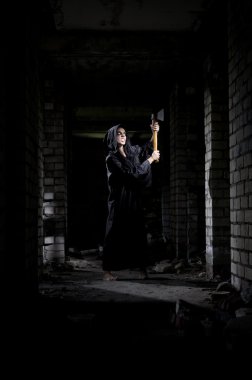 Zombi kız eski evinde