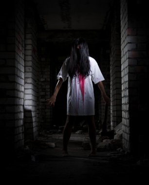 Zombi kız eski evinde