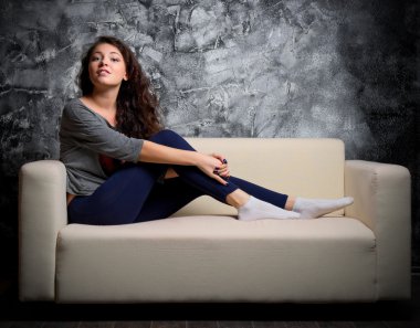 Divan, karanlık bir odada kız