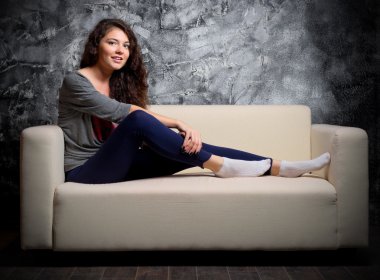 Divan, karanlık bir odada kız