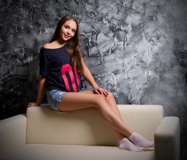 genç kız kanepe otur