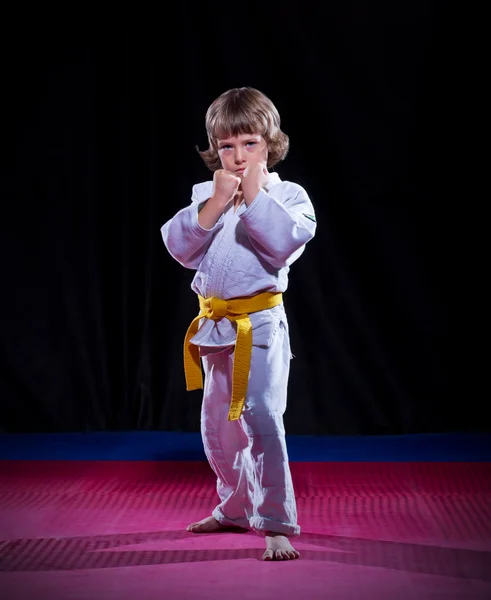 Petit garçon aikido combattant — Photo
