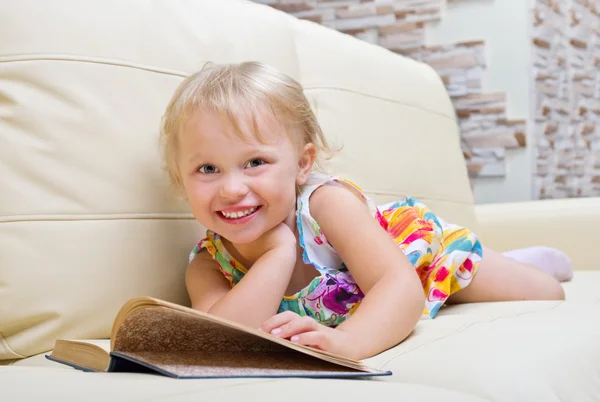 Petite fille avec livre — Photo