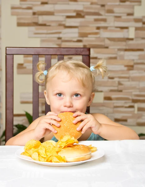 Dziewczynka z hamburgerem — Zdjęcie stockowe