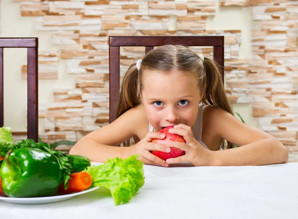 Kleines Mädchen isst einen Apfel — Stockfoto