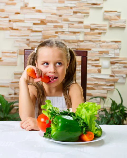 Küçük kız bir sebze yemek — Stok fotoğraf