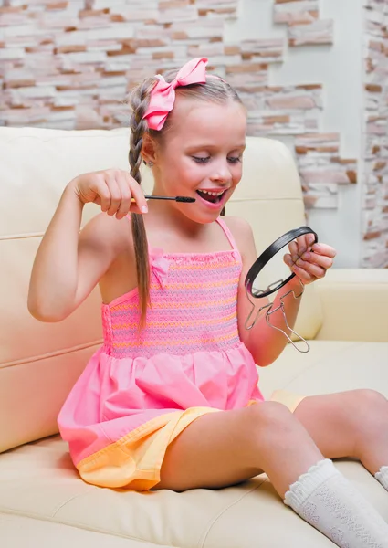 Little girl puts makeup — Stock Photo, Image