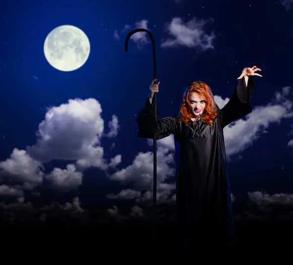 Witch flicka på natten himmel bakgrund — Stockfoto