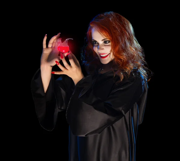 Jeune sorcière avec potion rouge — Photo