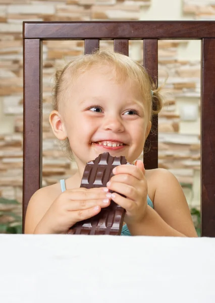 Menina com chocolate na sala de luz — Fotografia de Stock