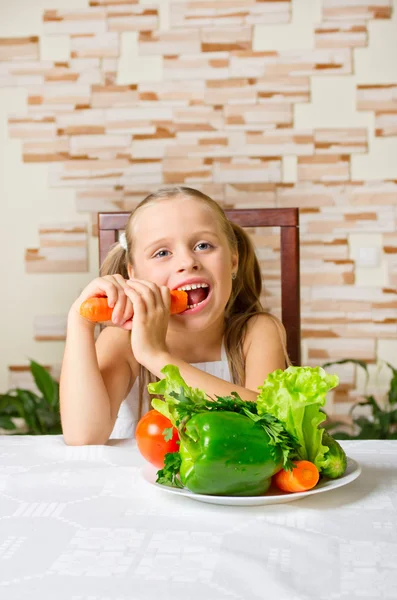 Petite fille souriante aux légumes — Photo