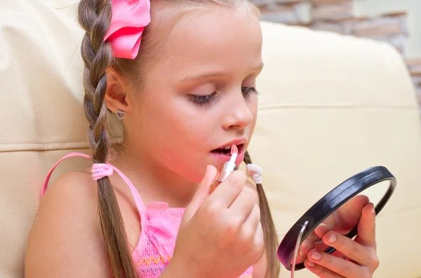 Little girl doing makeup — Stock Photo, Image