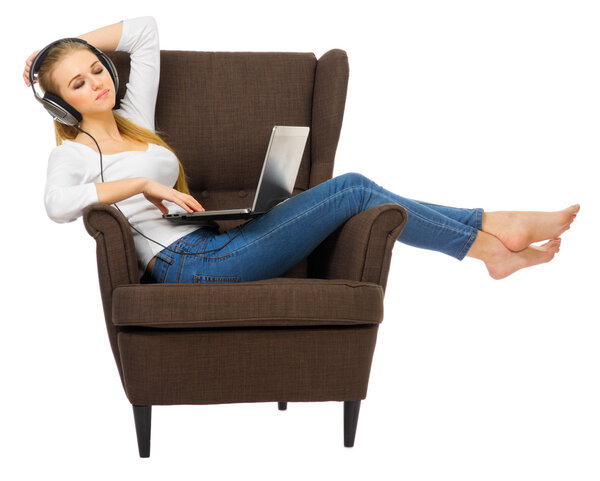 Молодая девушка слушать музыку на стуле
