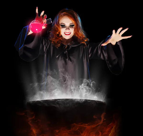 Jeune sorcière avec potion et chaudron — Photo
