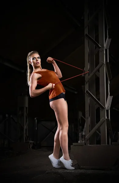 Deportiva mujer en falda naranja (versión oscura ) —  Fotos de Stock