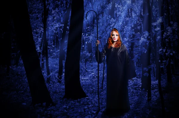 Bruja en el bosque de luz de la luna — Foto de Stock