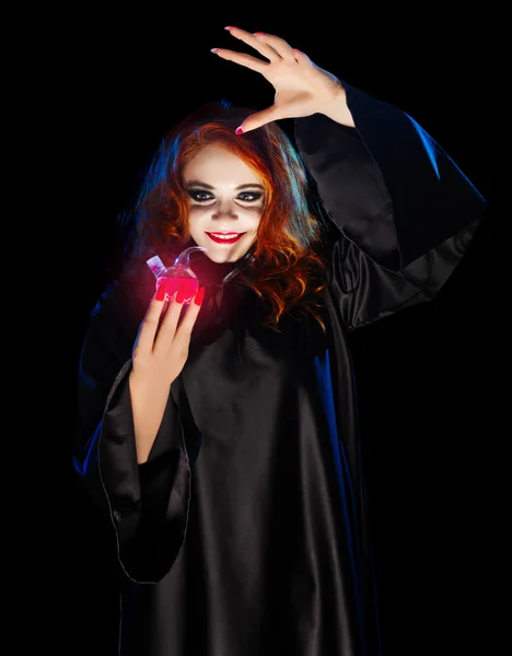 Joven bruja con poción roja — Foto de Stock