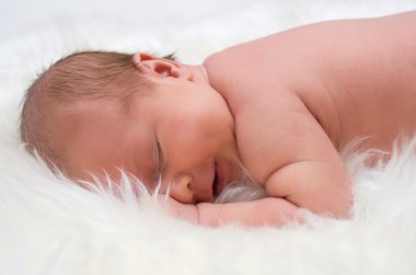 Bebek beyaz kürk üzerinde