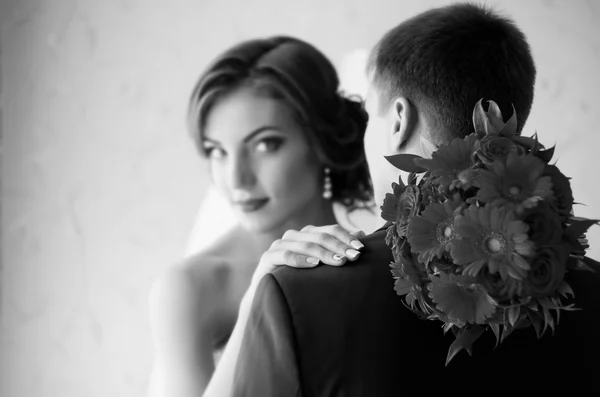 Pareja en la habitación (monocromo ) —  Fotos de Stock