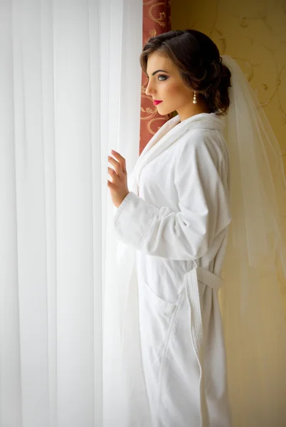 Невеста у окна — стоковое фото