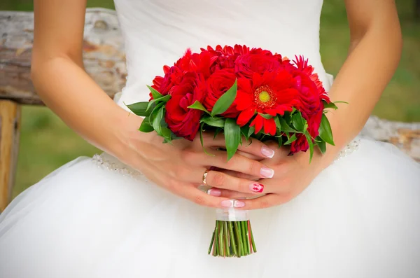 Brud med blombukett — Stockfoto