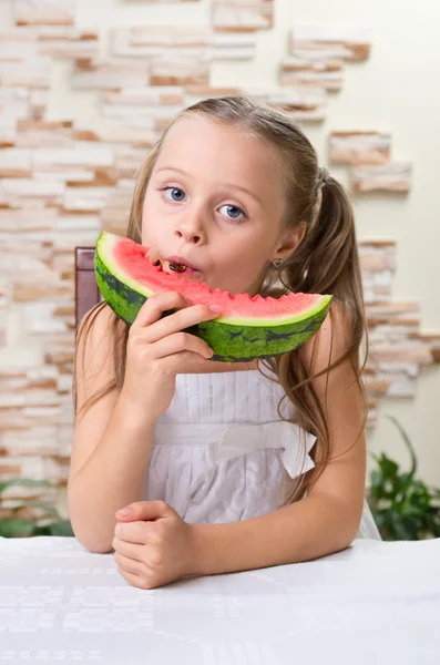 女の子はスイカを食べる — ストック写真