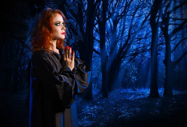 Witch in het forest van de nacht — Stockfoto