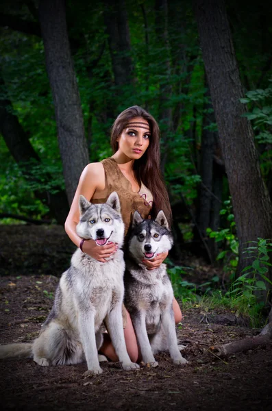 Chica con perros en el bosque — Foto de Stock