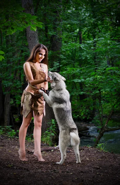 Chica con perro en el bosque — Foto de Stock