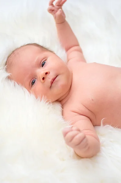 Bébé couché sur un couvre-lit en fourrure — Photo