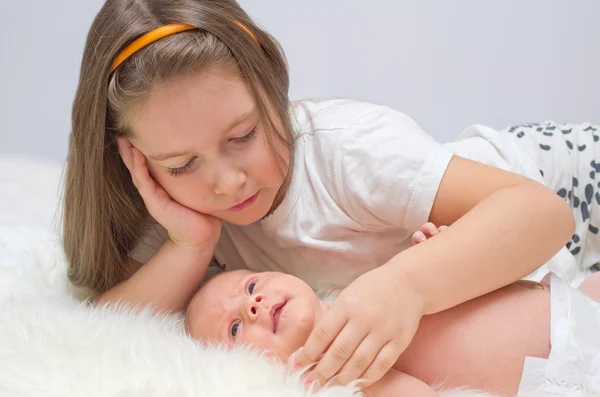 Bebé con su hermana —  Fotos de Stock