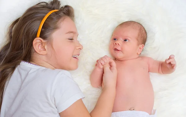 Bebê com sua irmã — Fotografia de Stock