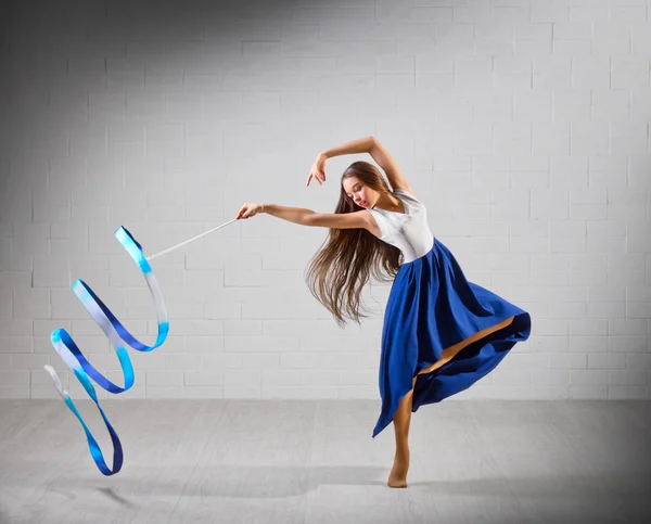 Dívka se zabývá v umělecké gymnastice — Stock fotografie