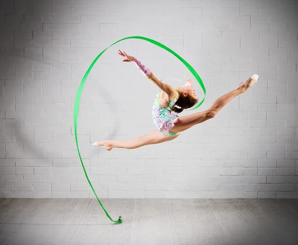 Menina está envolvida em ginástica de arte — Fotografia de Stock