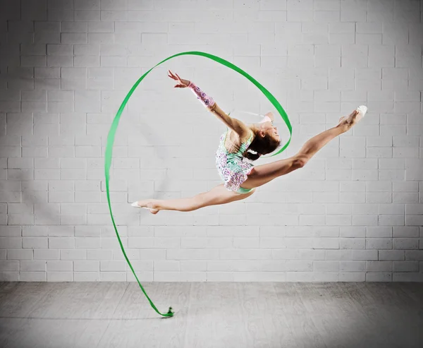 Menina está envolvida em ginástica de arte — Fotografia de Stock