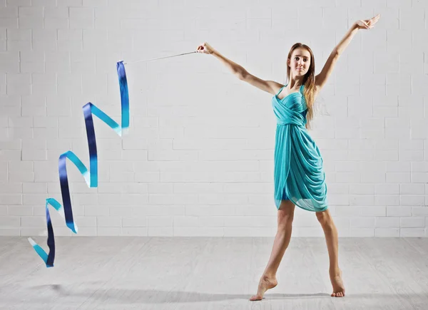 Ragazza è impegnata in ginnastica artistica — Foto Stock