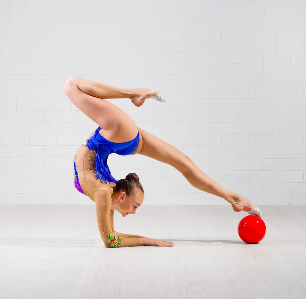 Menina está envolvida em ginástica de arte — Fotografia de Stock