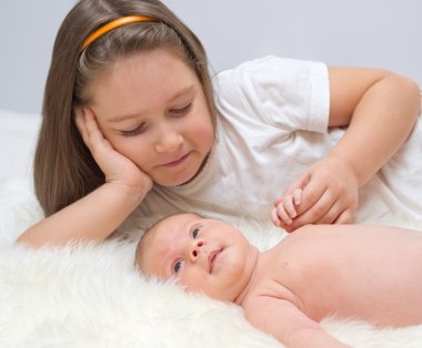 Kız kardeşi ile küçük bebek