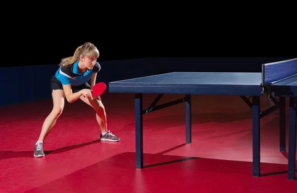 Chica tenis de mesa jugador aislado — Foto de Stock