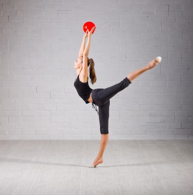 Genç kız sanat jimnastik devreye girer