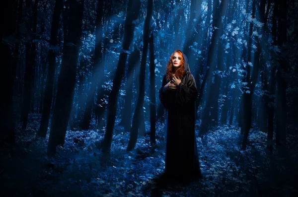 Bruja en el bosque nocturno — Foto de Stock