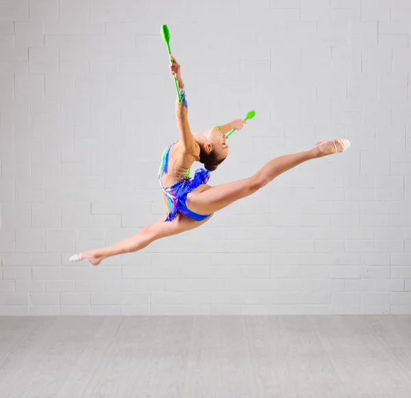 Chica se dedica a la gimnasia de arte — Foto de Stock