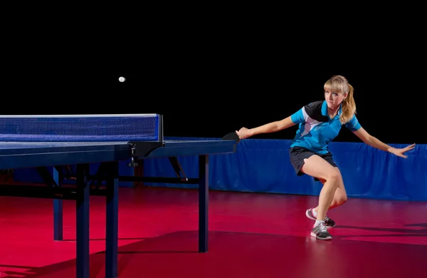 年轻女孩乒乓球运动员 — 图库照片