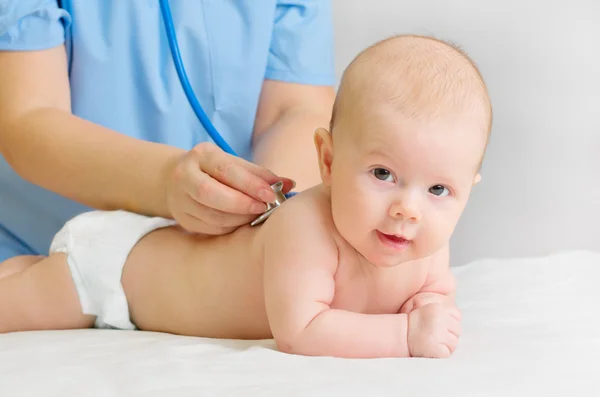 Bebezinho com médico — Fotografia de Stock