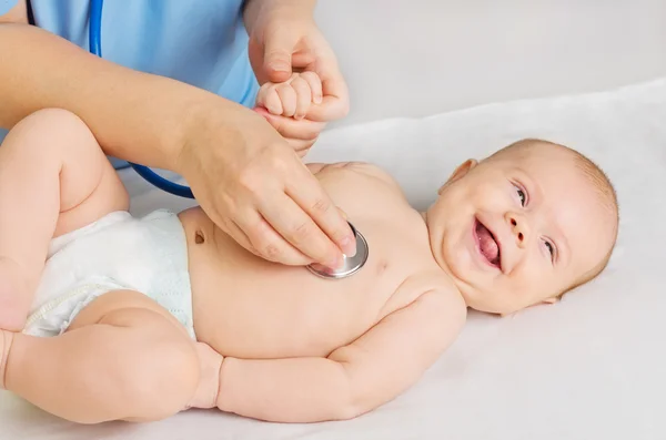 Arzt mit Stethoskop hört Baby — Stockfoto