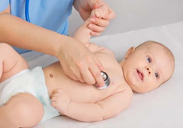 Arzt mit Stethoskop hört Baby — Stockfoto