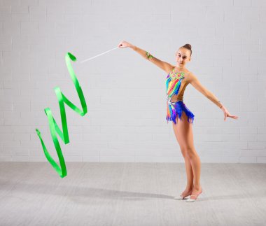 Genç kız sanat jimnastik devreye girer