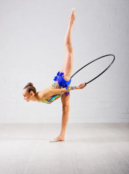 Jovem está envolvida em ginástica artística — Fotografia de Stock