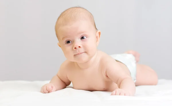 Pequeño bebé en blanco —  Fotos de Stock
